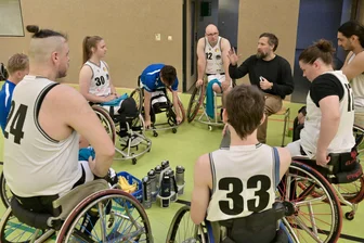 „Da liegt ein Universum dazwischen“: So bereitet sich RB Zwickau auf die 1. Rollstuhlbasketball-Bundesliga vor - Marco Förster mit dem Erstligateam am Testspielsonntag in der Sporthalle Mosel.