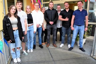 „Da macht jeder, was er will“ - Trotz erfolgreicher Ehemaliger kämpft Montessori-Schule Limbach weiter gegen Vorurteile - Familie Baumann, von rechts die „Kinder“ Maximilian, Benedict, Christopher, Richard, Anastasia, Vincenc und Alexandra sind alle durch die Montessori-Grundschule gegangen, dahinter die Eltern Steffen und Sylke Baumann. F