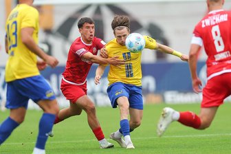 „Da müssen wir noch erwachsener werden“: Warum der FSV Zwickau den Auftakterfolg gegen Lok Leipzig verpasste - Es ging gleich heftig zur Sache: FSV-Neuzugang Till Jacobi (Mitte) kann Dorian Cevis nur mit den Händen stoppen.