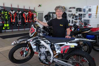 „Da muss man eigentlich schon vorher Millionär sein“ – MotoGP-Legende Steve Jenkner über Aufstiegschancen deutscher Fahrer - Motorräder sind seine Welt: Steve Jenkner in seinem Geschäft für Technik und Ausrüstung.