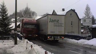 Lastwagen auf der Brücke in Schwarzenberg-Wildenau