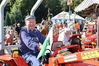 Da qualmt der Acker: Erntefest und Traktorentreffen im Erzgebirge - Lothar Fritzsche führte den Tross aus rund 30 Traktoren an.