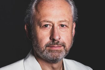 „Da sagt noch einer, die Erzgebirger seien verschlossen“: Autor Christian Sünderwald über seinen neuen Thriller, Lost Places und seine neue Heimat - Der in Neukirchen lebende Autor Christian Sünderwald liest am 24. Oktober in der Bibliothek Neukirchen.