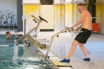 Da schmelzen die Kalorien: Aqua-Biking-Kurse im Plauener Stadtbad erfreuen sich großer Beliebtheit - Die Aqua-Bikes muss Kursleiter Christian Leiner vor dem anspruchsvollen Sport erst ins Wasserbecken in der Herrenhalle befördern.