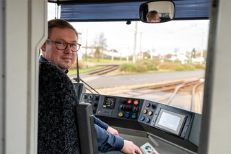Da staunen die Kollegen: Wenn in Zwickau der SVZ-Geschäftsführer als Straßenbahnfahrer aushilft - Ein ungewohntes Bild: Sebastian Eßbach, Geschäftsführer der Städtischen Verkehrsbetriebe Zwickau, in der Fahrerkabine einer Straßenbahn.