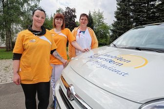 Da stößt die Pflege an ihre Grenzen: Warum Patienten in Westsachsen zum Sparen gezwungen sind - Immer auf Achse: Katja Möser, Bettina Lehnert und Sabrina Bauer (v. l.) vom Pflegedienst "Die Mobilen Schwestern" sitzt bei ihrer anstrengenden Arbeit oft die Zeit im Nacken.