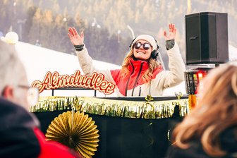 Da tanzt das Erzgebirge: Premiere von „Rave am Fichtelberg“ – Veranstalter versprechen Mega-Event - Theresa Seidler – hier als DJane „Uschi!“ auf der Terrasse an der „Herzlhütte“ in Oberwiesenthal – hat maßgeblichen Anteil am Zustandekommen von „Rave am Fichtelberg“.