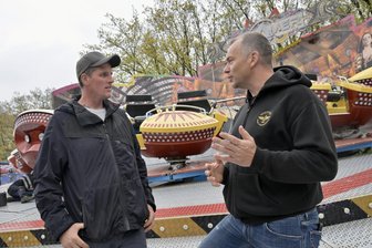 „Da trau‘ nicht mal ich mich rauf“: Das erwartet die Besucher auf dem Zwickauer Frühlingsvolksfest - Geron Langhoff (l.) ist mit dem Twister-Karussell „Steamer“ auf dem Frühlingsvolksfest in Zwickau, hier im Gespräch mit Marco Walz.