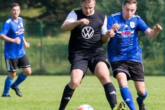 "Da war bisher mehr möglich" - Der Hainichener FV, hier mit Robert Neubacher (l.) im Duell mit Kevin Wehner von Germania Mittweida II, blieb bisher hinter den eigenen Erwartungen zurück. Die Mittweidaer Reserve, die im vergangenen Jahr zum Saisonabbruch an der Spitze gestanden hatte, hat in diesem Herbst deutlich weniger Punkte gesammelt. 