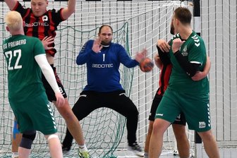 "Da war für uns mehr drin" - Die Mittweidaer Bezirksliga Handballer, hier mit Torwart Erik Scheffler (M.) im Spiel gegen die HSG Freiberg III, haben ihre zweite Saisonniederlage einstecken müssen. Nun wartet am kommenden Wochenende eine Doppelbelastung in den Pokalwettbewerben.
