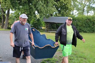Da werden Männer wieder zum Kind: In Langenbach stechen die Sautröge in See - Domenic Weigelt (links) und Christian Richter bringen den neuen Sautrog herbei.
