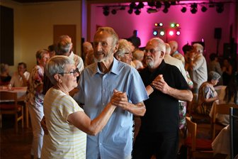 „Da wird ganz schön das Tanzbein geschwungen“: Der vierte Mittweidaer Seniorenball steht bevor - Beim Seniorenball in Mittweida sorgt DJ Kirsche für Stimmung. Showeinlagen runden den Abend ab.