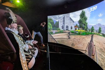 Da wird selbst August schwach: Simulator lässt im neuen Augustusburger Kutschenmuseum die Herzen höher schlagen - Dem Kutschensimulator konnte selbst das Kurfürstenpaar nicht widerstehen, sodass August selbst zum Kutscher wurde im neuen Augustusburger Kutschenmuseum.