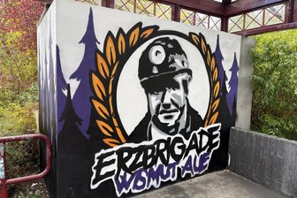 „Da wissen Gäste gleich, wo sie sind“: Fans von Erzgebirge Aue verschönern Bahnhof - Eine lila-weiße Frischekur haben die Bahnhofswände in Aue erhalten.