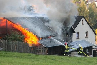 Dach-Arbeiten lösen Scheunenbrand aus - 