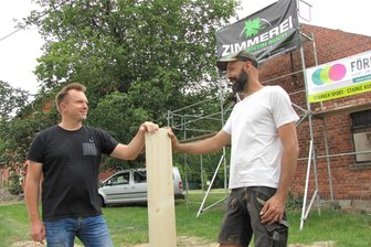 Dach im Bahnhofsgarten Geringswalde bald dicht - Hendrik Fischer (l.) vom Vereinsvorstand und Zimmerermeister Konstantin Such registrieren die Sanierungsfortschritte am Bahnhofsgelände.