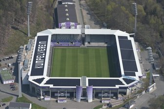 Dach vom Erzgebirgsstadion in Aue erhält weitere Solaranlage - Das Auer Stadion aus der Vogelperspektive.