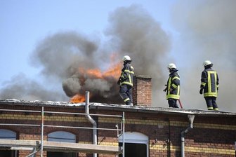Dach von Firmengebäude in Flammen -