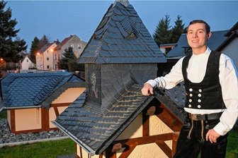 Dachdecker aus Hartmannsdorf räumt bei der Weltmeisterschaft ab - Paul Heil will in drei Jahren den Dachdeckerbetrieb seines Vaters übernehmen. Er hat seinen Meister gemacht und jetzt sogar einen WM-Titel geholt. Dabei dreht sich alles um Naturschiefer, wie beim Modell Kapelle.