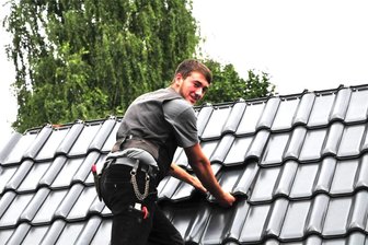 Dachdecker im Erzgebirgskreis erhalten Inflationsausgleichsprämie - Rund 570 Beschäftigte in Dachdeckerbetrieben erhalten im Erzgebirgskreis eine Inflationsausgleichsprämie.