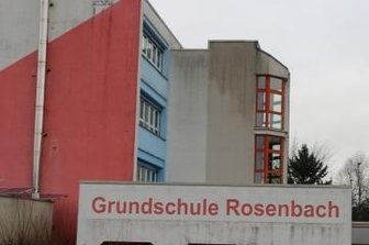 Dachdecker können auf Schule loslegen - Das Dach der Rosenbacher Schule wird saniert. 