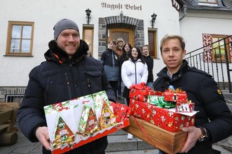 Dachdecker kommen diesmal als Wichtel - Jens Hofmann (links) und Mario Anders steigen beruflich anderen aufs Dach. Zum zweiten Mal bringen sie den Bewohnern der Kinderarche Lichtenstein Geschenke zum Fest vorbei.