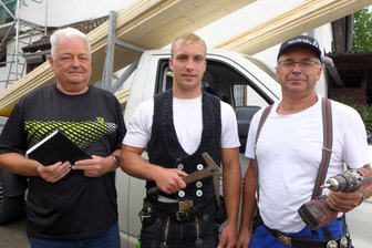 Dachdeckerei-Betrieb in Altmittweida schließt nach 116 Jahren - mit dem Handwerk geht es trotzdem weiter - Jürgen Nickoleit (l.) schließt seinen Betrieb, Gerry Nöbel (M.) übernimmt. Auch En­ri­co Da­the (r.) ist weiter im Team.
