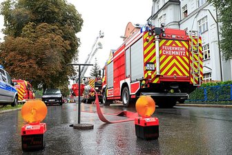 Dachgeschoss von Haus in Altchemnitz brennt - Zu einem Dachstuhlbrand in Altchemnitz ist die Feuerwehr am Samstagabend mit einem Großaufgebot angerückt.