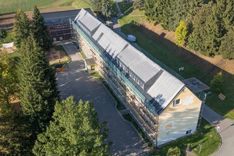 Dachschaden im Erzgebirge: Muss nun doch ein Gericht entscheiden? - Das Dach der Grundschule in Elterlein ist zunächst erst einmal notdürftig gesichert worden.