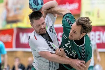 Dachse gehen gegen amtierenden Meister an der Saale baden - Hart angegangen: Nico Werner (l.) - mit 70 Toren in zwölf Spielen der beste HSG-Werfer in dieser Saison, hatte einen schweren Stand gegen den USV Halle. Er steuerte dennoch fünf Tore bei.