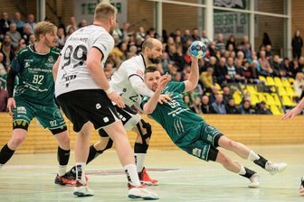 Dachse raufen sich zusammen - Die Handballer der HSG Freiberg um Kapitän Nico Werner (r.) und Ondrej Simunek waren zuletzt auch gegen Delitzsch böse weggerutscht: Das 24:32 war die dritte deutliche Niederlage in Folge für die Freiberger und insgesamt die zwölfte Schlappe in dieser Saison. 