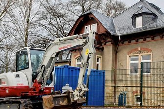 Dachstuhl der Kita "Bärenstark" in Limbach-Oberfrohna ist komplett hinüber - Baufälliger als gedacht: die Kita "Bärenstark" in Limbach-Oberfrohna. Der Dachstuhl ist komplett hinüber und muss nun auch noch saniert werden. Die Stadt muss nun eine weitere Million Euro drauflegen. .