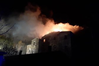 Dachstuhl eines ehemaligen Wohnhauses in Flammen -
