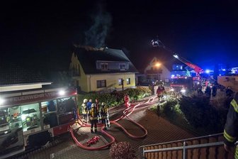 Dachstuhl fängt nach Blitzeinschlag Feuer -