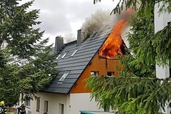 Dachstuhl gerät in Brand - Der Dachstuhl eines Hauses in Ebersdorf brannte.