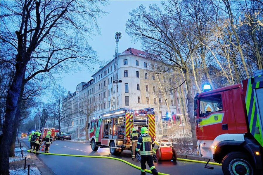 Dachstuhl von leer stehendem Haus in Chemnitz brennt - Kurz nach 6 Uhr am Morgen rückten die Feuerwehren zum Dachstuhlbrand an der Wattstraße in Altendorf aus. Gefahr für Anwohner in Nachbargebäuden bestand nicht. Die Straße musste während der Löscharbeiten gesperrt werden.