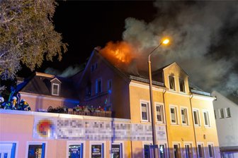 Dachstuhlbrand an der B 101 in Freiberg: Polizei nimmt Hausbewohner fest - 42 Feuerwehrleute waren mit neun Fahrzeugen beim Löscheinsatz in der Nacht zum Sonntag an der B 101 in Freiberg.