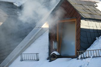 Dachstuhlbrand: Feuerwehrmann erleidet Stromschlag - 