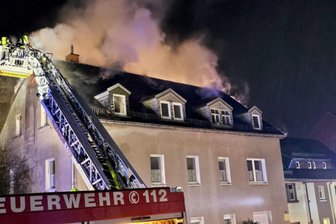 Dachstuhlbrand in Chemnitz Rabenstein womöglich aufgrund von Reparaturarbeiten - Am Donnerstagabend ist es zu einem Dachstuhlbrand in Chemnitz-Rabenstein gekommen.
