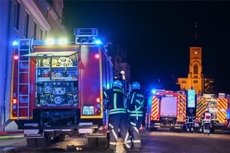 Dachstuhlbrand in Hartha: Wie geht es der betroffenen Familie? - Zu dem Brand am Markt in Hartha sind in der Nacht zum Sonntag gut 90 Feuerwehrleute gerufen worden.
