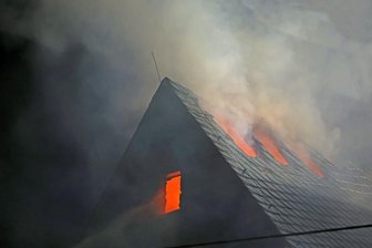 Dachstuhlbrand in Mülsen: Mindestens 500.000 Euro Schaden - In der Nacht zum Mittwoch brannte der Dachstuhl dieses Mehrfamilienhauses an der Vettermannstraße in Mülsen. Einsatzkräfte aus Zwickau und Lichtenstein unterstützten die Mülsener Wehren mit Drehleitern.