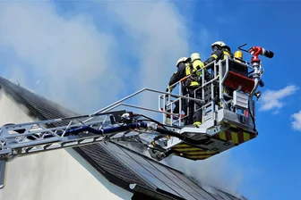 Dachstuhlbrand in Niederwiesa: Ursache steht fest - Die Feuerwehren von Flöha, Niederwiesa und Lichtenwalde löschten den Brand mithilfe der Drehleiter.