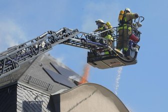 Dachstuhlbrand in Taura: Polizei benennt mögliche Ursache - Nach etwa zwei Stunden war das Feuer gelöscht.