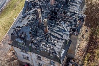 Dachstuhlbrand zerstört Haus in Schwarzenberg - Acht Stunden lang sind gut 100 Feuerwehrleute der Region im Einsatz gewesen, um das Feuer in einem leerstehenden Haus zu löschen, das den Dachstuhl komplett zerstörte. 