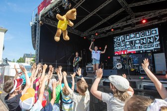 Dachverband organisiert Spitzenfest in Plauen jetzt allein - Ein Blick zur Altmarktbühne im vorigen Jahr.