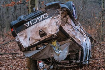Dacia-Fahrer überschlägt sich -