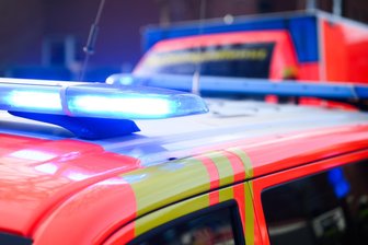 Dacia prallt nahe Schöneck gegen einen Baum - Ein Auto prallte am Dienstag in Schöneck gegen einen Baum.