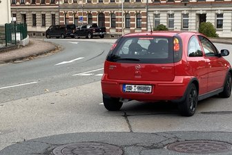 Dacia stößt in Schwarzenberg mit Audi zusammen: Fünfstelliger Schaden - Auf der Karlsbader Straße in Schwarzenberg kam es zu einem Unfall.
