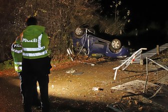 Dacia überschlägt sich in Werdau: Zwei junge Männer schwer verletzt - In Werdau ist es am Montagabend zu einem schweren Verkehrsunfall gekommen.