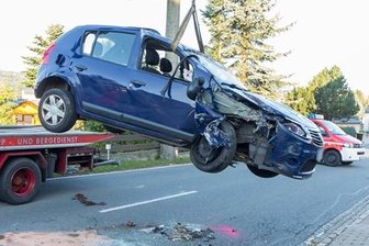 Dacia überschlägt sich und landet auf Dach -